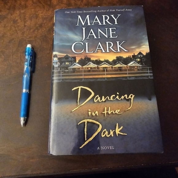 Dancing in the Dark by Mary Jane Clark, Key New Thriller Series Book 8 - Picture 7 of 10